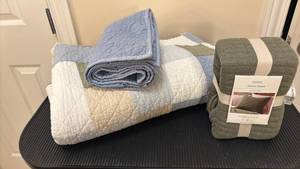 lot 1485 image: Full Size Bedding with Pillow Shams