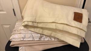 lot 1486 image: King Size Blankets