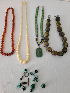 lot 1902 image: Jewelry