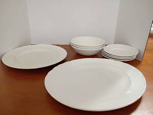 lot 2002 image: 9pcs. Johnson Brothers Dinner Ware.