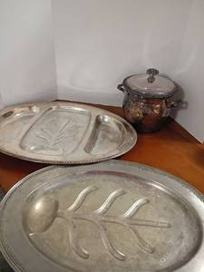 lot 2008 image: Silver Plated Ice Bucket with 2 Trays