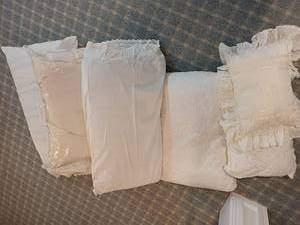 lot 2022 image: Bed Pillows and Accent Pillows