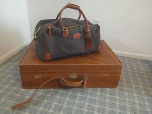 lot 2026 image: Vintage Hartman Hard Luggage with Nice Duffle Bag. Couldnt get suitcase to close.  Located in basement