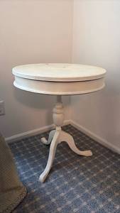 lot 2107 image: Round Side Table 28x23x23in