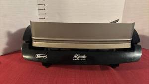 lot 2131 image: DeLonghi Alfredo Healthy Grill Tabletop Electric Grill