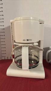 lot 2132 image: AR Coffee Drip Coffee Maker with Glass Carafe and mugs