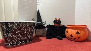 lot 2243 image: Halloween Decor Lot