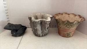 lot 3018 image: Flower Pots and Outdoor Frog Decor
