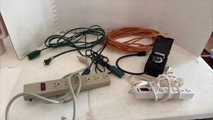 lot 3020 image: Power Strips, Extension Cords, and Timer