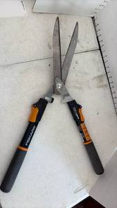 lot 3026 image: Fiskars Hedge Shears 25.5in