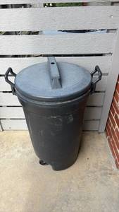 lot 3028 image: Rubbermaid Plastic Trash Can with Lid and Handles