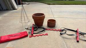 lot 3037 image: Flower pots and Potlifter