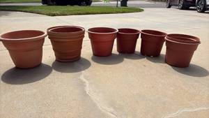 lot 3039 image: Plastic Flower Pots