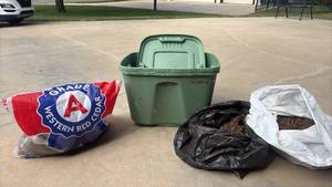 lot 3047 image: Mulch, Peat Moss, and Tubs
