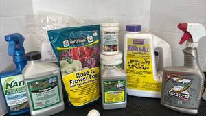 lot 3105 image: Lawn & Garden Chemical Lot Ferti-lome, Bonide, Roundup Products