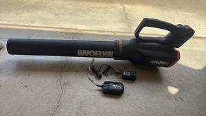 lot 3134 image: Turbine 20V Worx Leafblower with Battery and Charger