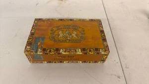 lot 12 image: Roi-Tan Perfectos Extra Cigar Box Man to Man