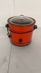 lot 21 image: Crock-Pot Slow Cooker Red