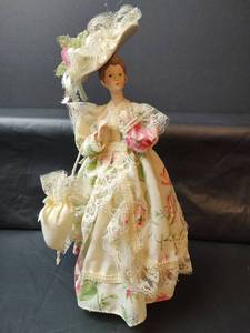 lot 233 image: Musical Victorian Style Lady Figurine