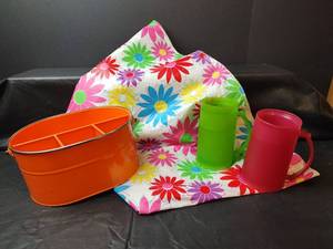 lot 252 image: Round Vinyl Tablecloth with Caddy and Mugs