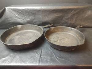 lot 256 image: Cast Iron Skillets, 10in Wagner Wear
