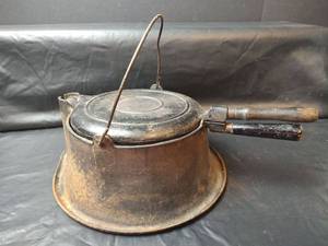 lot 275 image: Wagner Ware Cast Iron Waffle Iron with Stand - Size 8