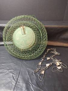 lot 289 image: Collapsible Wire Fish Basket with Stringer
