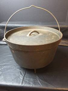 lot 328 image: Texsport Cast Iron Dutch Oven with Lid 8-Quart