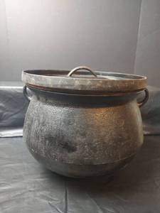 lot 370 image: Cast Iron Cauldron Pot with Lid and Side Handles Size 12