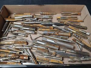 lot 380 image: Mixed Lot Threaded Taps and Bits