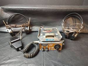 lot 389 image: Vintage Teaberry T Charlie Model 4010 KNV 3218 CB Radio with Headsets