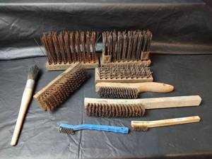lot 467 image: Wire Brush Set