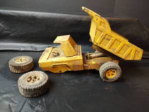 lot 482 image: Vintage Dump Truck Toy