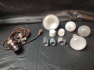 lot 556 image: Light Bulbs and Components