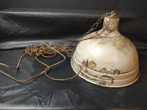 lot 557 image: Shop Light (Needs new cord)