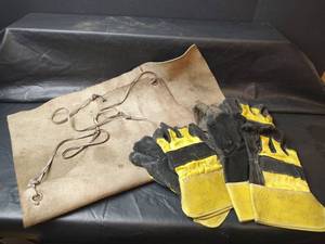 lot 560 image: Leather Apron with Gloves
