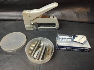 lot 577 image: Swingline Stapler with Staples