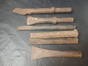 lot 627 image: Chisels with Machinist Tools