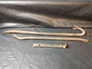 lot 662 image: Pry Bars and Wrecking Bar