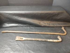 lot 663 image: Pry Bars , 18 and 29 inches