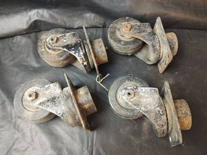 lot 676 image: Industrial Div. Swivel Plate Casters approx. 3in Wheel