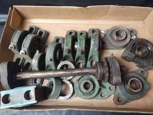 lot 687 image: Dodge Pillow Block Bearing Set with Shaft and Housing