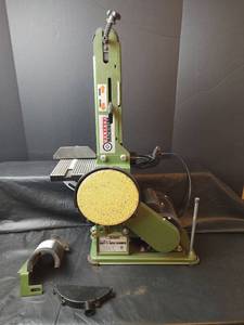 lot 708 image: Central Machinery 4x36 Belt, 6 inch Disc Sander
