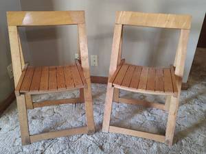 lot 766 image: Wooden Folding Chairs with Slat Seats and Metal Cross-Braces