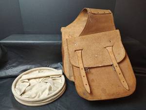 lot 775 image: Leather Mountain Mans Saddlebag with Canvas Collapsible Bucket