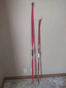 lot 784 image: Vintage Indian 60 inch 25-30lb Bow and Vintage Stemmler Fiberglass 52 inch Bow