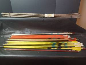 lot 788 image: Arrows with Metal Broadheads and Field Points and Dogwood Shafts for Arrow Making