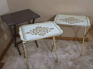 lot 811 image: 3 Folding TV Tables