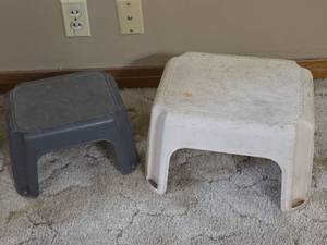 lot 814 image: 2 Plastic Step Stools