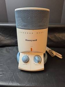 lot 817 image: Honeywell Surround Heat HZ-2204U Air Heater 1500W 120V